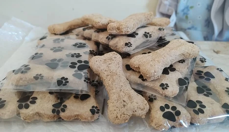 Galletas artesanales de avena y pollo para consentir a tu perrito.'s foto | Free of Lice |  BizneCubano